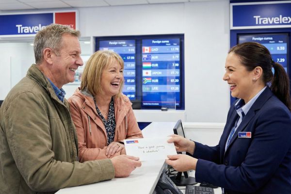 Person hebt Geld an einem Geldautomaten in Japan ab
